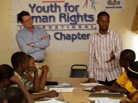 Tim Bowles e Jay Yarsiah entregando uma palestra de direitos humanos na Libéria.